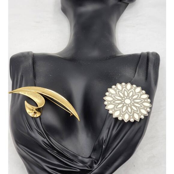 Brooch Vintage Trifari Set 2 Gold Tone Crown Silver Tone Snowflake Pin Brooch - Picture 7 of 12